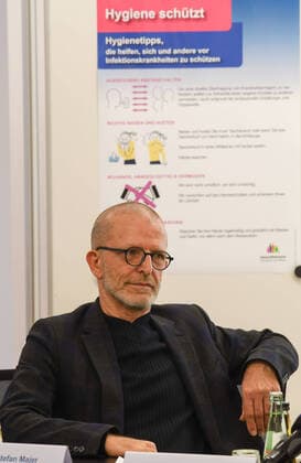 11.03.2020, xmhx, Fussball Pressekonferenz, Gesundheitsamt Frankfurt - zum EL Spiel in Frankfurt emspor, v.l. Stadtrat Stefan Majer (Gesundheitsdezernent der Stadt Frankfurt am Main), Plakat Hygiene schützt (DFL DFB REGULATIONS PROHIBIT ANY USE OF PHOTOGRAPHS as IMAGE SEQUENCES and or QUASI-VIDEO) Frankfurt am Main