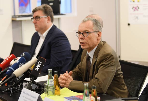 11.03.2020, xmhx, Fussball Pressekonferenz, Gesundheitsamt Frankfurt - zum EL Spiel in Frankfurt emspor, v.l. Prof. Dr. Dr. Rene Gottschalk (Leiter des Gesundheitsamts Frankfurt am Main) (DFL DFB REGULATIONS PROHIBIT ANY USE OF PHOTOGRAPHS as IMAGE SEQUENCES and or QUASI-VIDEO) Frankfurt am Main