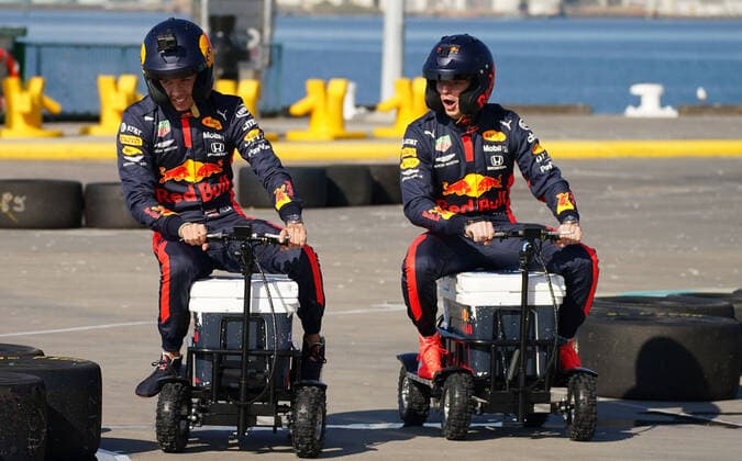 Bilder des Jahres 2020, Sport 03 März Sport Themen der Woche KW11 Sport Bilder des Tages F1 GRAND PRIX MEDIA OPPS, Max Verstappen (right) of the Netherlands and Red Bull Racing rides on a motorised cooler with Alexander Albon of Thailand and Red Bull Racing during the Aston Martin Red Bull Racing Cooler Runnings event ahead of the F1 Grand Prix of Australia at Station Pier in Melbourne, Wednesday, March 11, 2020. ( NO ARCHIVING, EDITORIAL USE ONLY, NO USE IN BOOKS WITHOUT CONSENT MELBOURNE VIC AUSTRALIA  Copyright: xSCOTTxBARBOURx 97781852st
