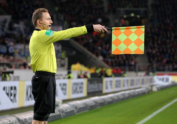 Stuttgart , 2. Bundesliga , VfB Stuttgart vs. DSC Arminia Bielefeld , Schiedsrichterassistent Oliver Lossius DFL REGULATIONS PROHIBIT ANY USE OF PHOTOGRAPHS AS IMAGE SEQUENCES AND OR QUASI-VIDEO. Gemäß den Vorgaben der DFL Deutsche Fußball Liga ist es untersagt, in dem Stadion und oder vom Spiel angefertigte Fotoaufnahmen in Form von Sequenzbildern und oder videoähnlichen Fotostrecken zu verwerten bzw. verwerten zu lassen.