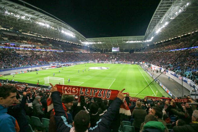 RB Leipzig - Tottenham Fussball Champions League Leipzig, 10.03.2020, Red Bull Arena, Fussball, UEFA Champions League, Achtelfinale Rückspiel , RB Leipzig vs. Tottenham Hotspur 3:0 (2:0) , Im Bild: Fans halten Schals und Stadionansicht , UEFA regulations prohibit any use of photographs as image sequences and or quasi-video ,
