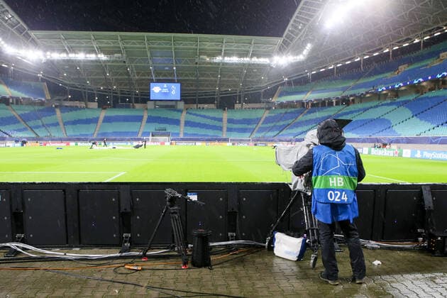 RB Leipzig - Tottenham Fussball Champions League Leipzig, 10.03.2020, Red Bull Arena, Fussball, UEFA Champions League, Achtelfinale Rückspiel , RB Leipzig vs. Tottenham Hotspur 3:0 (2:0) , Im Bild: TV Kamera und Kameramann mit leeren Rängen im Hintergrund , UEFA regulations prohibit any use of photographs as image sequences and or quasi-video ,