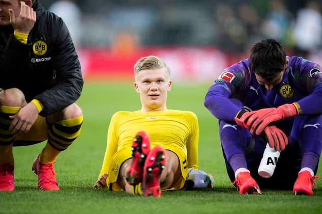 Erling HAALAND (DO) liegt nach dem Spiel auf dem Rasen und hoert den Fans zu. Fussball 1. Bundesliga, 25.Spieltag, Borussia Moenchengladbach (MG) - Borussia Dortmund (DO) 1:2, am 07.03.2020 in Moenchengladbach Deutschland. Â