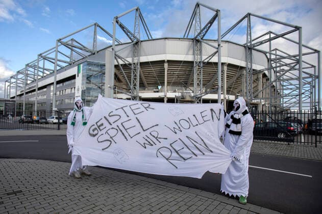 Mönchengladbach, Germany, Borussiapark, 11.03.2020: Fans with ghost costume Geisterspiel wir wollen rein prior the Bundesliga match Borussia Mönchengladbach vs. 1.FC Köln in the season 2019 2020 (Geisterspiel, ghost game, coronavirus) DFL regulations prohibit any use of photographs as image sequences and or quasi-video. *** Mönchengladbach, Germany, Borussiapark, 11 03 2020 Fans with ghost costume Ghost game we want to purely prior the Bundesliga match Borussia Mönchengladbach vs 1 FC Köln in the season 2019 2020 Ghost game, ghost game, coronavirus DFL regulations prohibit any use of photographs as image sequences and or quasi video