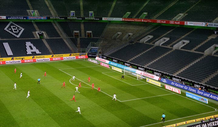 Fussball, Bundesliga, Deutschland, Herren, Saison 2019 2020, 21. Spieltag, Borussia Park Mönchengladbach, Bor. Mönchengladbach, BMG (weiss) - 1. FC Köln (rot); 1. Bundesligaspiel vor leeren Rängen. Feature, Symbol, Symbolbild, Übersicht, Geisterspiel, Corona, Coronavirus. DFL DFB REGULATIONS PROHIBIT ANY USE OF PHOTOGRAPHS AS IMAGE SEQUENCES AND OR QUASI-VIDEO.