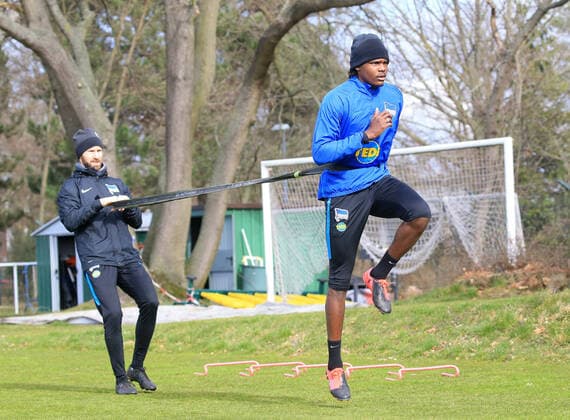GER, 1.FBL, DFL,, Hertha BSC Training 11.03.2020, Sportpark, Berlin, GER, 1.FBL, DFL,, Hertha BSC Training, DFL, regulations prohibit any use of photographs as image sequences and or quasi-video im Bild Dedryck Boyata (Hertha BSC Berlin 20), Fitnesstrainer Hendrik Vieth (Hertha BSC) *** GER, 1 FBL, DFL,, Hertha BSC Training 11 03 2020, Sportpark, Berlin, GER, 1 FBL, DFL,, Hertha BSC Training, DFL, regulations prohibit any use of photographs as image sequences and or quasi video in the image Dedryck Boyata Hertha BSC Berlin 20 , Fitness coach Hendrik Vieth Hertha BSC nordphotox xEngler nph00076