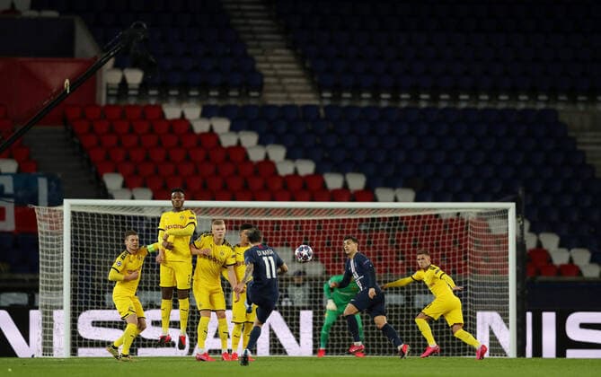 Paris St Germain s Angel Di Maria takes a free-kick FOOTBALL : Paris St Germain v Borussia Dortmund - Ligue des Champions - Paris - 11 03 2020 Panoramic Panoramic 