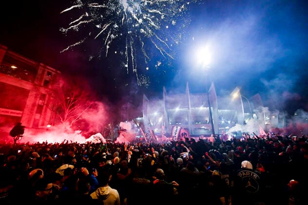 Rassemblement des supporters du PSG autour du Parc des Princesen marge du Match de Ligue des Champions a huis clos du au COVID19 NEWS : PSG vs Dortmund - Ligue des Champions - Paris - 11 03 2020 JBAutissier Panoramic 
