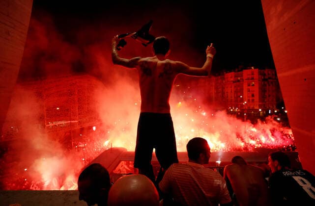Bilder des Jahres 2020, Sport 03 März Sport Themen der Woche KW11 Sport Bilder des Tages Sport Bilder des Tages Soccer Football - Champions League - Round of 16 Second Leg - Paris St Germain v Borussia Dortmund - Parc des Princes, Paris, France - March 11, 2020 Paris St Germain s Angel Di Maria and teammates celebrate their victory with their fans outside the stadium after the match TPX IMAGES OF THE DAY FOOTBALL : Paris St Germain v Borussia Dortmund - Ligue des Champions - Paris - 11 03 2020 Panoramic Panoramic 