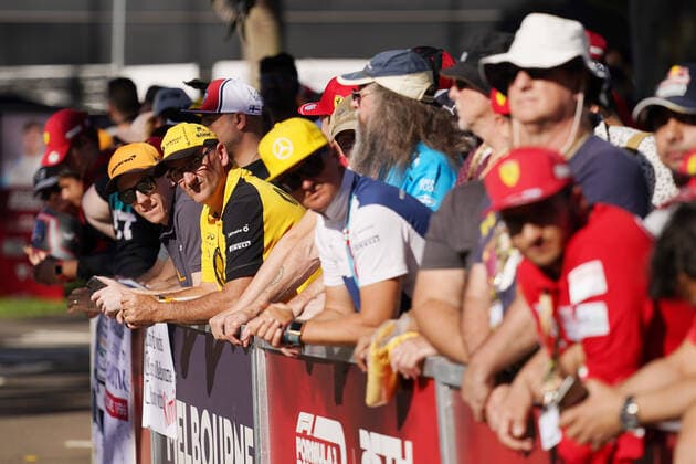 motor racing, Motorsport F1 GRAND PRIX, Fans wait for drivers ahead of the Formula 1 Australian Grand Prix 2020 at the the Albert Park Circuit in Melbourne, Thursday, March 12, 2020. ( NO ARCHIVING, EDITORIAL USE ONLY, NO USE IN BOOKS WITHOUT CONSENT MELBOURNE VIC AUSTRALIA  Copyright: xMICHAELxDODGEx 20200312001456019385