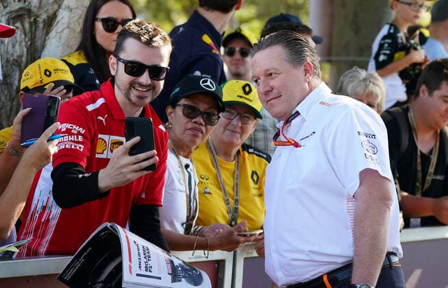 motor racing, Motorsport F1 GRAND PRIX, McLaren Chief Executive Officer Zak Brown meets fans in the crowd as he arrives at the track ahead of the Formula 1 Australian Grand Prix 2020 at the the Albert Park Circuit in Melbourne, Thursday, March 12, 2020. ( NO ARCHIVING, EDITORIAL USE ONLY, NO USE IN BOOKS WITHOUT CONSENT MELBOURNE VIC AUSTRALIA  Copyright: xSCOTTxBARBOURx 20200312001456022609