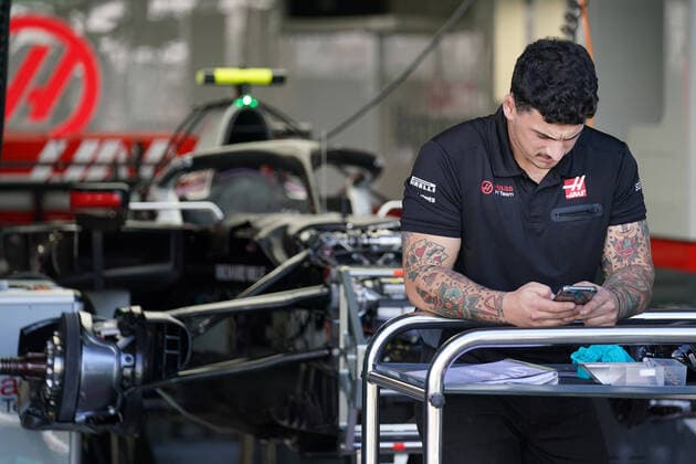motor racing, Motorsport F1 GRAND PRIX, A member of the Haas team works ahead of the Formula 1 Australian Grand Prix 2020 at the the Albert Park Circuit in Melbourne, Thursday, March 12, 2020. ( NO ARCHIVING, EDITORIAL USE ONLY, NO USE IN BOOKS WITHOUT CONSENT MELBOURNE VIC AUSTRALIA  Copyright: xMICHAELxDODGEx 20200312001456033567