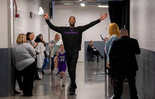 March 11, 2020, Sacramento, CA, USA: Sacramento Kings forward Harry Giles III (20) walks down the hallway at the Golden 1 Center on Wednesday, March 11, 2020 in Sacramento after the NBA, Basketball Herren, USA suspends season after JazzÃ¢â‚¬â ¢s Rudy Gobert tests positive for coronavirus. Sacramento USA - ZUMAj89_ 20200311_zaf_j89_017 Copyright: xPaulxKitagakixJr.x
