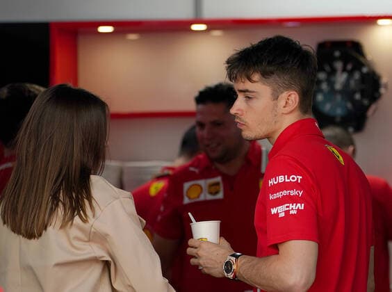 FORMULA 1 ROLEX AUSTRALIAN GRAND PRIX 2020 12.03.2020, Albert-Park, Melbourne, FORMULA 1 ROLEX AUSTRALIAN GRAND PRIX 2020 , im Bild Charles Leclerc (MCO 16), Scuderia Ferrari Mission Winnow mit neuer Freundin Charlotte SinÃ