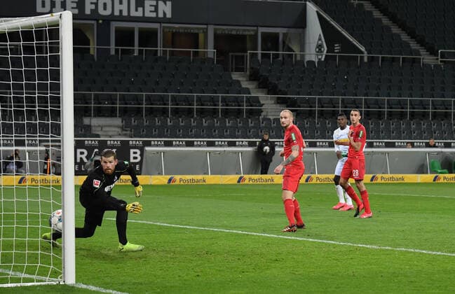 11.03.2020, Fussball GER, Saison 2019 2020, 1. Bundesliga, 21. Spieltag, Nachholspiel, Borussia Moenchengladbach - 1. FC Koeln, Breel Embolo (Borussia Moenchengladbach), hinten rechts, erzielt gegen Torwart Timo Horn (1.FC Koeln) das tor zum 1:0 Moenchengladbach Nordrhein Westfalen Deutschland *** 11 03 2020, Football GER, Season 2019 2020, 1 Bundesliga, 21 Matchday, Catch-up game, Borussia Moenchengladbach 1 FC Koeln, Breel Embolo Borussia Moenchengladbach , back right, scores against goalkeeper Timo Horn 1 FC Koeln the goal for 1 0 Moenchengladbach Nordrhein Westfalen Germany Team2