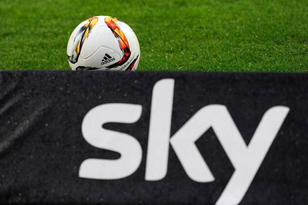 Geisterspiele wegen Coronavirus Sky zeigt Bundesliga-Spiele im Free-TV. Themenbild, Archivfoto: Randmotiv,Feature,adidas Spielball TORFABRIK liegt hinter einer SKY Bande auf dem Rasen.Pay TV,Bezahlfernsehen,Fussballuebertragung,Fernsehen, Fussball 1. Bundesliga, 2. Bundesliga, Relegation, 1. FC Nuernberg - Eintracht Frankfurt 0-1. am 23.05.2016 in Nuernberg G R U N D I G S T A D I O N. Â *** Ghost games because of Coronavirus Sky shows Bundesliga games on Free TV Theme picture, archive photo Edge motif,Feature,adidas Spielball TORFABRIK lies behind a SKY board on the grass Pay TV,Pay TV,Football transmission,TV, Football 1 Bundesliga, 2 Bundesliga, Relegation, 1 FC Nuernberg Eintracht Frankfurt 0 1 on 23 05 2016 in Nuernberg G R U N D I G S T A D I O N Â