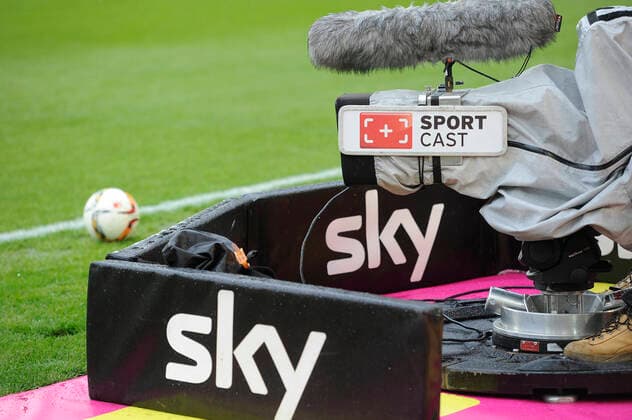 Geisterspiele wegen Coronavirus Sky zeigt Bundesliga-Spiele im Free-TV. Themenbild, Archivfoto: Symbolfoto,Feature,Randmotiv-, Bezahlfernsehen,Pay TV,Fernsehrechte,Fussballuebertragung,Fernsehsender,SKY,Kamera,Fernsehkamera.SportCast Cast. Fussball 1. Bundesliga, 31. Spieltag, VFB Stuttgart-Borussia Dortmund 0-3. am 23.04.2016 in Stuttgart Deutschland. MERCEDES BENZ ARENA. Â *** Ghost games because of Coronavirus Sky shows Bundesliga games in Free TV theme picture, archive photo symbol photo, feature, edge motif, pay TV, Pay TV, Pay TV, TV rights, football transmission, TV channels, SKY, camera, TV camera SportCast, Sport Cast Fussball 1 Bundesliga, 31 matchday, VFB Stuttgart Borussia Dortmund 0 3 on 23 04 2016 in Stuttgart Germany MERCEDES BENZ ARENA Â