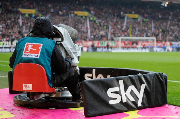 Geisterspiele wegen Coronavirus Sky zeigt Bundesliga-Spiele im Free-TV. Themenbild, Archivfoto: Symbolfoto,Feature,Randmotiv-,Bezahlfernsehen,Pay TV,Fernsehrechte,Fussballuebertragung,Fernsehsender,SKY,Kamera,Fernsehkamera.SportCast Cast.Kameramann Fussball 1. Bundesliga, 31. Spieltag, VFB Stuttgart-Borussia Dortmund 0-3. am 23.04.2016 in Stuttgart Deutschland. MERCEDES BENZ ARENA. *** Ghost games because of Coronavirus Sky shows Bundesliga games in Free TV Theme picture, archive photo Symbol photo,Feature,Edge motif ,Pay TV,Pay TV,Pay TV,TV rights,Football transmission,TV stations,SKY,Camera,TV camera SportCast,Sport Cast Cameraman Football 1 Bundesliga, 31 matchday, VFB Stuttgart Borussia Dortmund 0 3 on 23 04 2016 in Stuttgart Germany MERCEDES BENZ ARENA