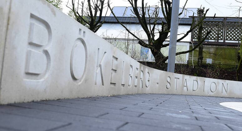 Erinnerungsort an das Bökelberg-Stadion am 11.03.2020 in Mönchengladbach Das Bökelbergstadion war ein Fußballstadion in der nordrhein-westfälischen Stadt Mönchengladbach. Es war bis zum Ende der Bundesliga-Saison 2003 04 die Heimspielstätte des Fußballvereins Borussia Mönchengladbach.