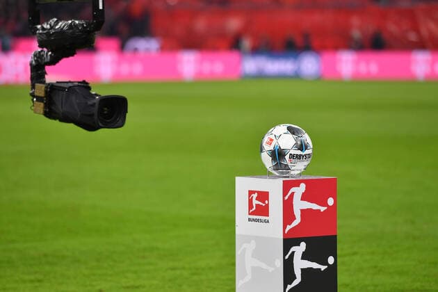 Geisterspiele wegen Coronavirus Sky zeigt Bundesliga-Spiele im Free-TV. Themenbild, Archivfoto: Randmotiv-Spidercam fokussiert den offiziellen Spielball Derbystar. Fussball 1. Bundesliga,11.Spieltag,Spieltag11, FC Bayern Muenchen M) - Borussia Dortmund (DO) 4-0, am 09.11.2019 in Muenchen A L L I A N Z A R E N A, DFL REGULATIONS PROHIBIT ANY USE OF PHOTOGRAPHS AS IMAGE SEQUENCES AND OR QUASI-VIDEO. Â *** Ghost games because of Coronavirus Sky shows Bundesliga games on Free TV Theme picture, archive photo Edge motif Spidercam focuses on the official match ball Derbystar Fussball 1 Bundesliga,11 Spieltag,Spieltag11, FC Bayern Munich M Borussia Dortmund DO 4 0, on 09 11 2019 in Munich A L L I A N Z A R E N A, DFL REGULATIONS PROHIBIT ANY USE OF PHOTOGRAPHS AS IMAGE SEQUENCES AND OR QUASI VIDEO Â