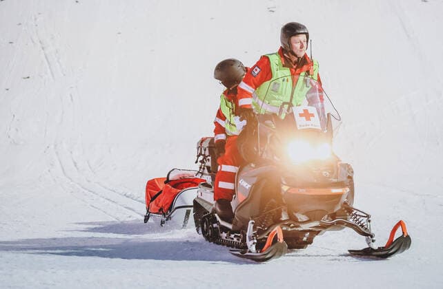 Bilder des Jahres 2020, Sport 03 März Sport Themen der Woche KW11 11.03.2020, Granasen, Trondheim, NOR, FIS Weltcup Skisprung, Raw Air, Trondheim, Herren, im Bild Rettungsteam nach Sturz von Stephan Leyhe (GER) Rescueteam after crash from Stephan Leyhe of Germany during men s 3rd Stage of the Raw Air Series of FIS Ski jumping, Skispringen, Ski, nordisch World Cup at the Granasen in Trondheim, Norway on 2020 03 11. Trondheim *** 11 03 2020, Granasen, Trondheim, NOR, FIS World Cup Ski Jumping, Raw Air, Trondheim, men, in picture rescue team after crash from Stephan Leyhe GER Rescueteam after crash from Stephan Leyhe of Germany during men s 3rd Stage of the Raw Air Series of FIS Ski Jumping World Cup at the Granasen in Trondheim, Norway on 2020 03 11 Trondheim  EP_tad  