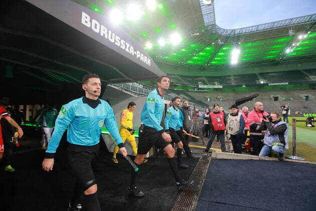 Borussia Mönchengladbach vs. 1.FC Köln 21. Spieltag 10.03.20, 18.30 Uhr (ohne Zuschauer wegen Corona-Virus SARS-CoVid-19) Mitte: Schiedsrichter Deniz Aytekin DFL REGULATIONS PROHIBIT ANY USE OF PHOTOGRAPHS AS IMAGE SEQUENCES AND OR QUASI-VIDEO 10.03.2020
