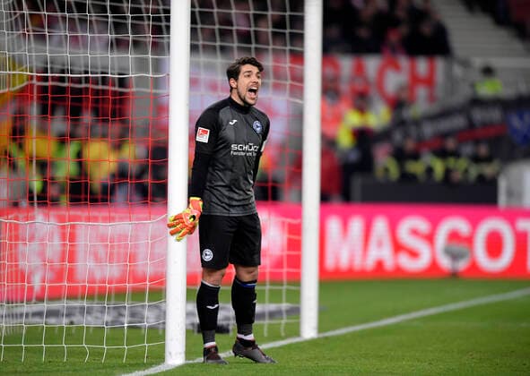 09.03.2020, Fussball 2. Bundesliga 2019 2020, 25. Spieltag, VfB Stuttgart - Arminia Bielefeld, in der Mercedes-Benz Arena in Stuttgart, Torwart Stefan Ortega Moreno (Bielefeld) gibt Anweisungen.