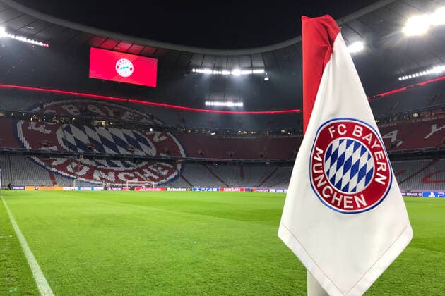 Wegen Corona-Krise: Themenfoto:Uefa will Spielbetrieb in Champions- und Europa League stoppen. Damit droht auch dem Achtelfinalrueckspiel FC Bayern Muenchen- FC Chelsea eine Absage. Fussball Champions League, A L L I A N Z A R E N A. Leeres Stadion, Eckfahne mit Vereinswappen,Vereinsemblem. Geisterspiel,Spielabsage. DFL REGULATIONS PROHIBIT ANY USE OF PHOTOGRAPHS AS IMAGE SEQUENCES AND OR QUASI-VIDEO.