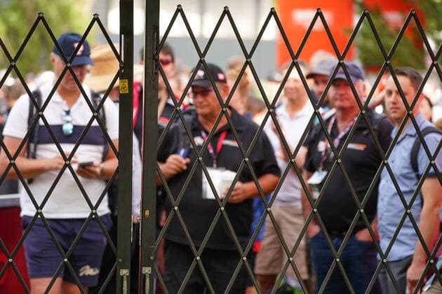 motor racing, Motorsport F1 GRAND PRIX, Spectators queue at the gate to gain entry ahead of the Formula 1 Australian Grand Prix 2020 at the the Albert Park Circuit in Melbourne, Friday, March 13, 2020. ( NO ARCHIVING, EDITORIAL USE ONLY, NO USE IN BOOKS WITHOUT CONSENT MELBOURNE VIC AUSTRALIA  Copyright: xSCOTTxBARBOURx 20200313001456308872
