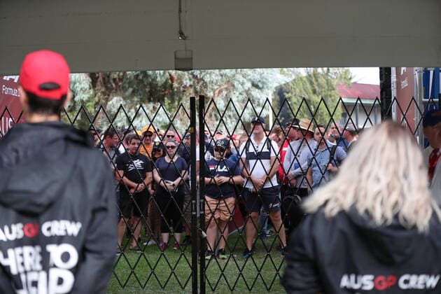 Sport Bilder des Tages 13th March 2020; Melbourne Grand Prix Circuit, Melbourne, Victoria, Australia; Formula One, Australian Grand Prix, Practice Day; Fans wait to be let into the circuit while they wait for news  ActionPlus12217359 Octane