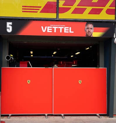 FORMULA 1 ROLEX AUSTRALIAN GRAND PRIX 2020 13.03.2020, Albert-Park, Melbourne, FORMULA 1 ROLEX AUSTRALIAN GRAND PRIX 2020 , im Bild Das Rennen in Melbourne ist abgesagt worden, Grund die Ausbreitung des Coronavirus (COVID-19) Die Box von Sebastian Vettel (GER 5), Scuderia Ferrari Mission Winnow ist verhüllt.
