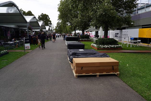 FORMULA 1 ROLEX AUSTRALIAN GRAND PRIX 2020 13.03.2020, Albert-Park, Melbourne, FORMULA 1 ROLEX AUSTRALIAN GRAND PRIX 2020 , im Bild Das Rennen in Melbourne ist abgesagt worden, Grund die Ausbreitung des Coronavirus (COVID-19) Die Teams packen das Equipment für den Abtransport zusammen.