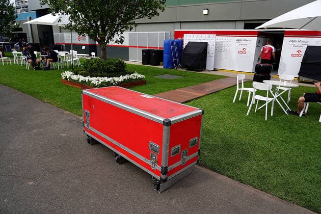 FORMULA 1 ROLEX AUSTRALIAN GRAND PRIX 2020 13.03.2020, Albert-Park, Melbourne, FORMULA 1 ROLEX AUSTRALIAN GRAND PRIX 2020 , im Bild Das Rennen in Melbourne ist abgesagt worden, Grund die Ausbreitung des Coronavirus (COVID-19) Die Teams packen das Equipment für den Abtransport zusammen.