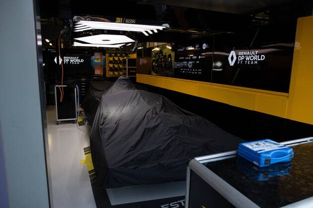 Abgedecktes Auto von Renault in der Box, Formel 1, Grosser Preis von Australien, Albert Park Circuit Melbourne, Absage des Rennen, 13.03.2020. Formel 1, Grosser Preis von Australien, Albert Park Circuit Melbourne, Absage des Rennen, 13.03.2020 Melbourne Copyright: xMemmlerx Eibner-Pressefotox EP_mmr