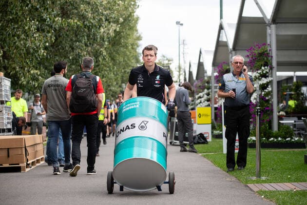 Mercedes Mitarbeiter baut im Paddock ab, Formel 1, Grosser Preis von Australien, Albert Park Circuit Melbourne, Absage des Rennen, 13.03.2020. Formel 1, Grosser Preis von Australien, Albert Park Circuit Melbourne, Absage des Rennen, 13.03.2020 Melbourne Copyright: xMemmlerx Eibner-Pressefotox EP_mmr