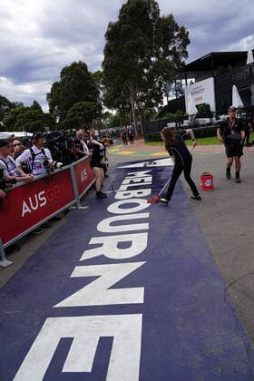 Sport Bilder des Tages Melbourne, Australien, 13.03.2020, Formel 1, Formula 1, Australian Grand Prix, Das Rennen in Melbourne ist abgesagt worden, Grund die Ausbreitung des Coronavirus (COVID-19), Putzkräfte reinigen das Melbourne Logo ( Melbourne Albert-Park Victoria Australien eu-images-09-506-049610