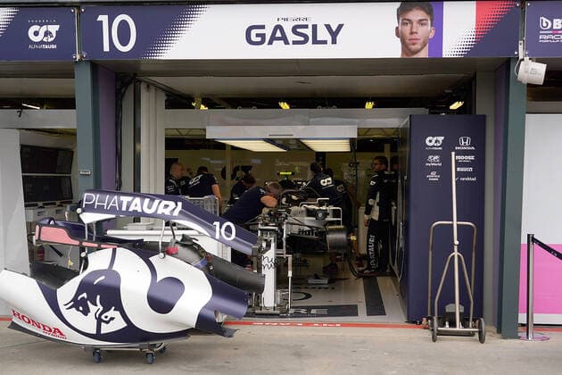 Melbourne, Australien, 13.03.2020, Formel 1, Formula 1, Australian Grand Prix, Das Rennen in Melbourne ist abgesagt worden, Grund die Ausbreitung des Coronavirus (COVID-19), Die Teams packen das Equipment für den Abtransport zusammen. ( Melbourne Albert-Park Victoria Australien eu-images-09-506-049570