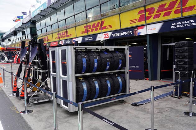 Melbourne, Australien, 13.03.2020, Formel 1, Formula 1, Australian Grand Prix, Das Rennen in Melbourne ist abgesagt worden, Grund die Ausbreitung des Coronavirus (COVID-19), Die Teams packen das Equipment für den Abtransport zusammen. ( Melbourne Albert-Park Victoria Australien eu-images-09-506-049578