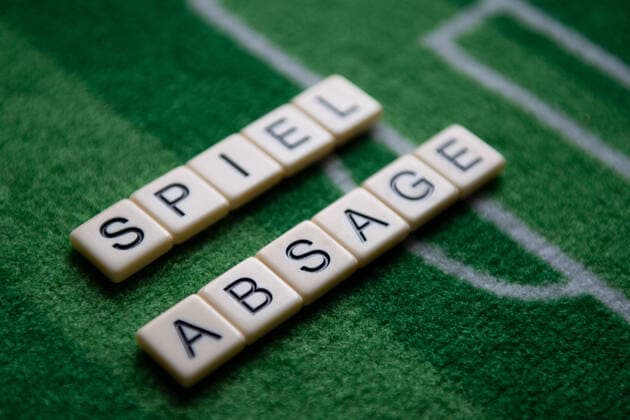 Sport Bilder des Tages Deutschland 13.03.2020: Symbolbilder Coronavirus Das Coronavirus verursacht Veranstaltungsabsagen von Fußballspielen der Bundesligaprofiligen, Konzerte oder Schulen werden geschlossen. Hier: Das Wort Spielabsage auf einem Fußballteppich. Deutschland
