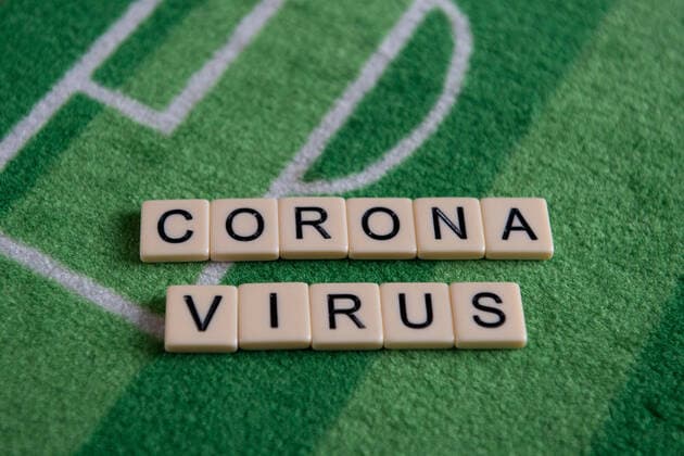 Deutschland 13.03.2020: Symbolbilder Coronavirus Das Coronavirus verursacht Veranstaltungsabsagen von Fußballspielen der Bundesligaprofiligen, Konzerte oder Schulen werden geschlossen. Hier: Das Wort Coronavirus auf einem Fußballteppich. Deutschland