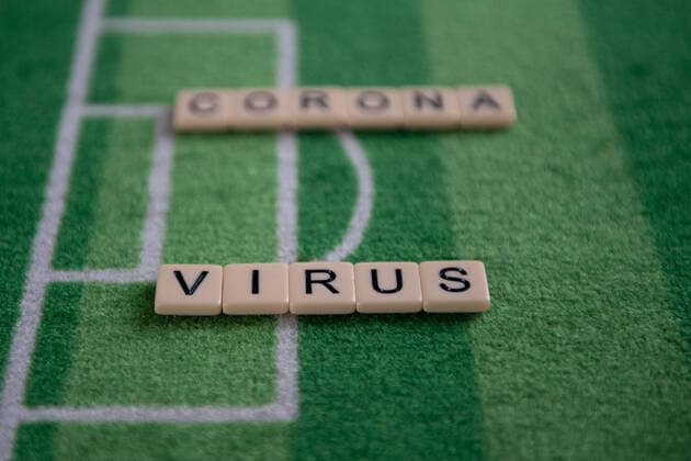 Deutschland 13.03.2020: Symbolbilder Coronavirus Das Coronavirus verursacht Veranstaltungsabsagen von Fußballspielen der Bundesligaprofiligen, Konzerte oder Schulen werden geschlossen. Hier: Das Wort Coronavirus auf einem Fußballteppich. Deutschland