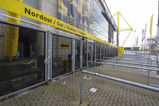 13.03.2020, Fussball, Saison 2019 2020, Bundesliga, Der verschlossene Dortmunder Signal Iduna Park von Borussia Dortmund nach der Absage des Revierderbys durch die Deutsche Fußball Liga (DFL). Dortmund Signal Iduna Park Deutschland xRHR-FOTO DEx