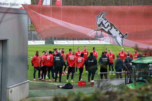 1.FC Köln Training vorne von rechts: Alexander Wehrle, Horst Heldt, (beide 1.FC Köln) bei der Ansprache an die Mannschaft zum Trainingsbeginn im Franz-Kremer-Stadion. Die Spieler werden hier über die Absage des Spieltags informiert 13.03.2020