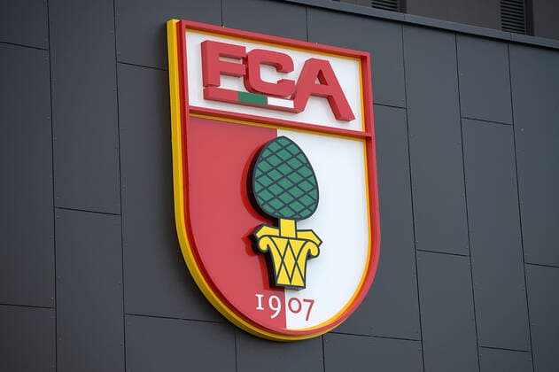 Fußball, Stadiongeschichte FC Augsburg 14.03.2020, xemx, Fussball 1.Bundesliga, FC Augsburg, WWK Arena verschlossen emspor, v.l. FC Augsburg Wappen auf der Fasade (DFL DFB REGULATIONS PROHIBIT ANY USE OF PHOTOGRAPHS as IMAGE SEQUENCES and or QUASI-VIDEO) Augsburg