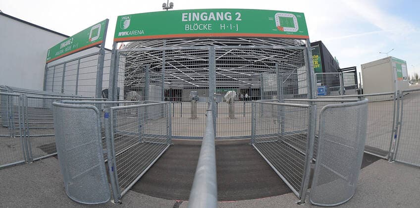 Fußball, Stadiongeschichte FC Augsburg 14.03.2020, xemx, Fussball 1.Bundesliga, FC Augsburg, WWK Arena verschlossen emspor, v.l. WWK Arena Ansicht Stadion von Aussen Eingang tor 2 verschlossen (DFL DFB REGULATIONS PROHIBIT ANY USE OF PHOTOGRAPHS as IMAGE SEQUENCES and or QUASI-VIDEO) Augsburg *** 14 03 2020, xemx, Fussball 1 Bundesliga, FC Augsburg, WWK Arena locked emspor, v l WWK Arena view stadium from outside entrance gate 2 locked DFL DFB REGULATIONS PROHIBIT ANY USE OF PHOTOGRAPHS as IMAGE SEQUENCES and or QUASI VIDEO Augsburg