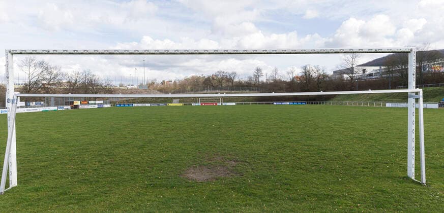 14.03.2020, xomx Presse, Das Conoravirus hat Deutschland und Europa fest im Griff. Bild: Nicht nur in Hessen bleiben an diesem Wochenende alle Sportplaetze, Stadien leer. Es wird kein vorerst kein Fussball gespielt. Hier der verwaiste Sportplatz des TSV Lehnerz. Ansicht, Totale, Uebersicht. *** 14 03 2020, xomx Press, The Conoravirus has Germany and Europe firmly under control Picture Not only in Hesse all sports fields and stadiums will remain empty this weekend No football will be played for the time being Here the orphaned sports field of TSV Lehnerz View, long shot, overview Copyright: HMBxMedia OliverxMueller