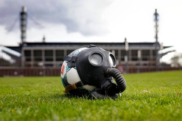 Ein Fußball mit Gasmaske vor dem Rheinenergie Stadion. Köln, 14.03.2020 *** A football with gas mask in front of the Rheinenergie Stadium Cologne, 14 03 2020 Foto:xC.xHardtx xFuturexImage