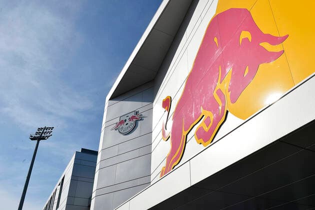 Fußball Bundesliga, Saison 2019 2020, Red-Bull-Trainingsgelände von RB Leipzig Eingangsbereich der Red-Bull-Akademie von RB Leipzig mit RBL-Logo und einem Bullen, dem Smybolbild von Hauptsponsor Red Bull. Im Hntergrund links ein Flutlichmast des Trainingsgeländes. Leipzig Sachsen Deutschland Red-Bull-Trainingsakademie am Cottaweg
