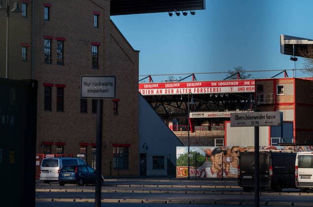 Fussball DFL 1.Bundesliga Berlin 14.03.2020 26 Spieltag Stadion an der Alten Foersterei 1 FC Union Berlin geg FC Bayern München ABGESAGT ! Die DFL (Deutsche Fussball Liga) hat die Verlegung des 26. Spieltags der Bundesliga und 2.Bundesliga beschlossen. Nach aktuellen Entwicklungen im Zusammenhang mit dem Corona Virus. Keine Fans, totale Leere rund um die ALTE FÖRSTEREI 1 Stund vor dem imaginären Spielbeginn.