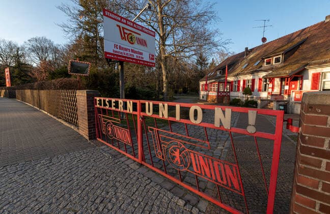 Fussball DFL 1.Bundesliga Berlin 14.03.2020 26 Spieltag Stadion an der Alten Foersterei 1 FC Union Berlin geg FC Bayern München ABGESAGT ! Die DFL (Deutsche Fussball Liga) hat die Verlegung des 26. Spieltags der Bundesliga und 2.Bundesliga beschlossen. Nach aktuellen Entwicklungen im Zusammenhang mit dem Corona Virus. Keine Fans, totale Leere rund um die ALTE FÖRSTEREI 1 Stund vor dem imaginären Spielbeginn. *** Football DFL 1 Bundesliga Berlin 14 03 2020 26 Matchday Stadion an der Alten Foersterei 1 FC Union Berlin geg FC Bayern München ABSOLUTED The DFL Deutsche Fussball Liga has decided to postpone the 26 matchday of the Bundesliga and 2 Bundesliga According to current developments in connection with the corona virus No fans, total emptiness around the OLD FIRSTERY 1 hour before the imaginary start of the match